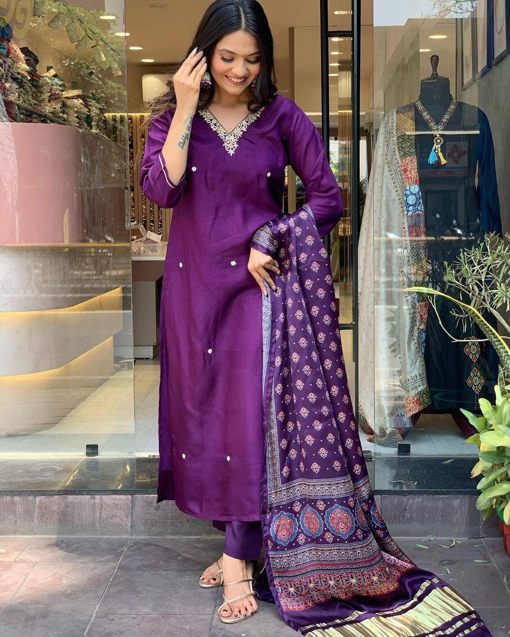 WOMEN EMBROIDERED ATTRECTIVE SUIT SET