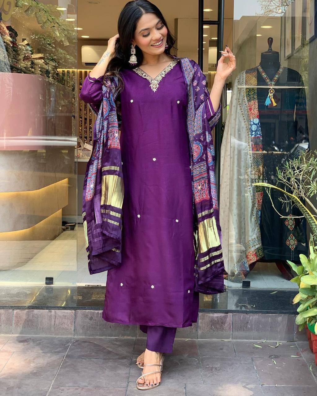 WOMEN EMBROIDERED ATTRECTIVE SUIT SET