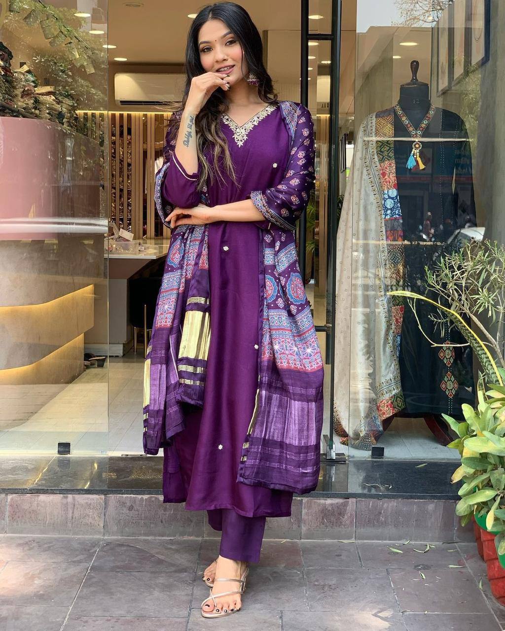 WOMEN EMBROIDERED ATTRECTIVE SUIT SET
