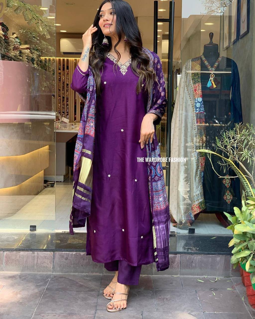 WOMEN EMBROIDERED ATTRECTIVE SUIT SET