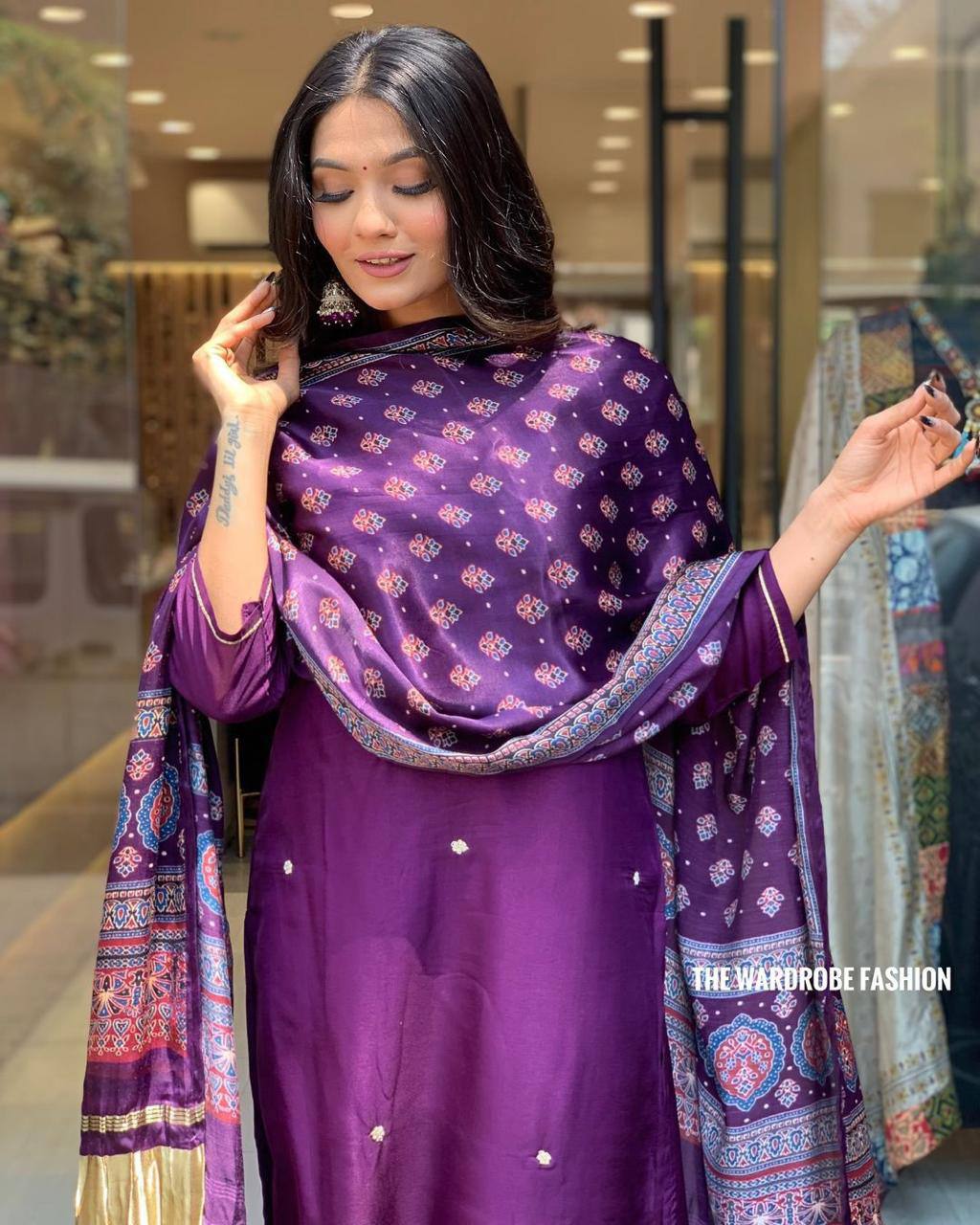 WOMEN EMBROIDERED ATTRECTIVE SUIT SET