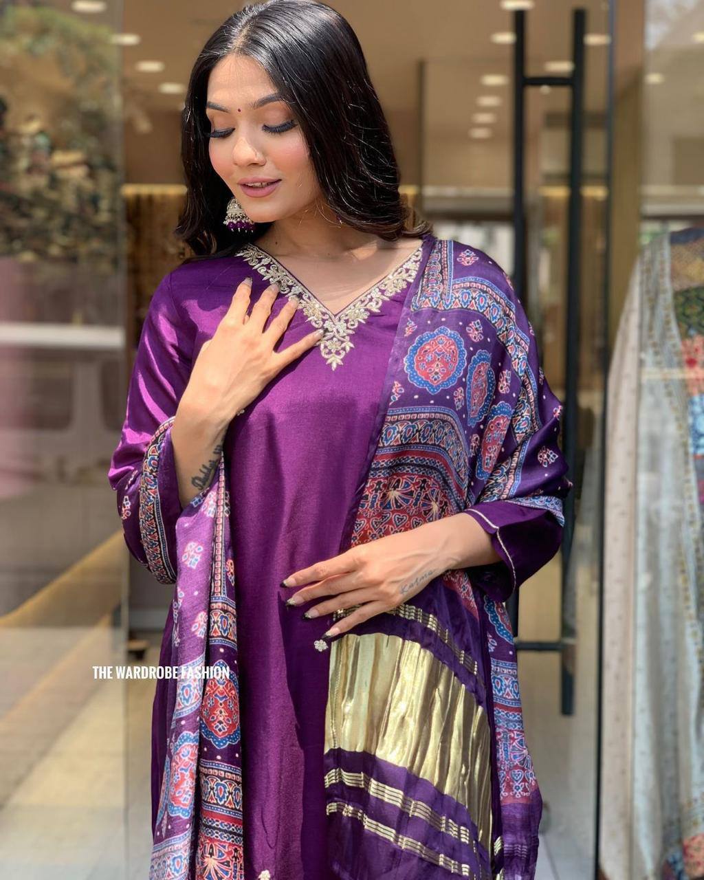 WOMEN EMBROIDERED ATTRECTIVE SUIT SET